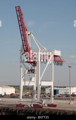 Le navi portacontainer e le gru container nel porto di Dunkerque (Dunkerque, Francia). Foto Stock