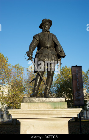 Statua di Sir Walter Raleigh in Greenwich, London, Regno Unito Foto Stock