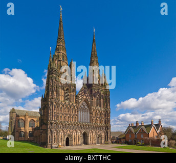 Lichfield Cathedral fronte ovest con intagli St Chad e sassone e norman Kings Inghilterra Staffordshire REGNO UNITO GB EU Europe Foto Stock