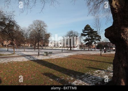 Un po' di neve ancora sul terreno nel dicembre 2010 su oasi verde, Ealing, West London, Regno Unito. Foto Stock