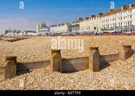 Eastbourne, East Sussex, spiaggia di ciottoli e groynes con hotel sul lungomare, Eastbourne, East Sussex, Inghilterra, GB, Regno Unito, Europa Foto Stock