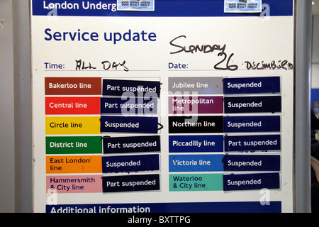 Aggiornamento del servizio avviso su una Londra sciopero dei trasporti giorno all'interno di Ealing Broadway La stazione della metropolitana di Londra. Dic 2010 Foto Stock