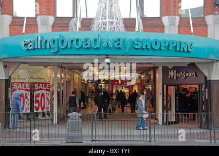 Il Broadway entrata alla stazione di Ealing Broadway Shopping Centre in Ealing, West London, Regno Unito Foto Stock