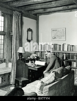 MICHAEL BALCON (1896-1977) inglese produttore di film a casa sua Parrock superiore, vicino Hartfield, Sussex nel 1955 Foto Stock