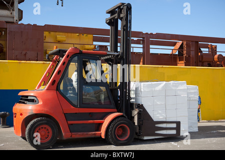 Carrello Il trasferimento di carico carta a magazzino dalla nave stiva .Montrose Docks Foto Stock