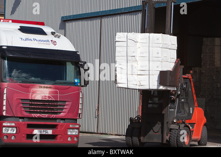 Carrello Il trasferimento di carico carta di camion di trasporto. Montrose Docks Foto Stock