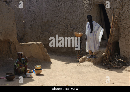 Scena di villaggio in villaggio Bozo di Sirimou, appena fuori la città di Djenné, Mali. Foto Stock