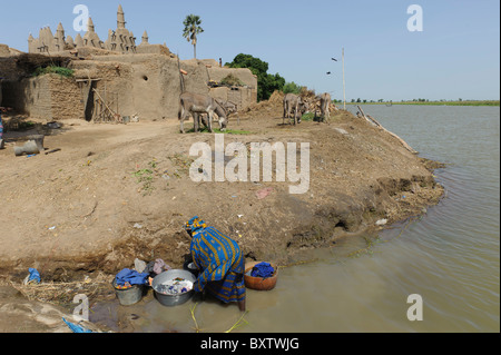 Donna locale a lavare i panni sulle rive del Fiume Bani. Sirimou, Mali Foto Stock