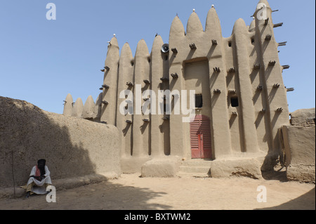 Il vecchio uomo seduto di fronte alla moschea nel piccolo villaggio Bozo di Sirimou, vicino a Djenné, Mali. Foto Stock