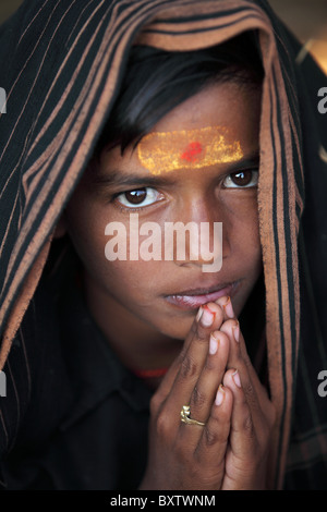 Ritratto di un indiano ayyappa boy Andhra Pradesh in India del Sud Foto Stock