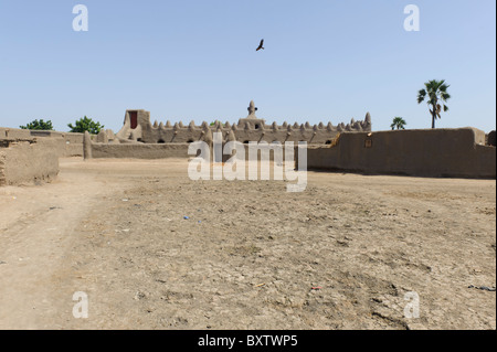 Il fango costruito moschea in Peul insediamento di Senossa, vicino a Djenné, Mali. Foto Stock