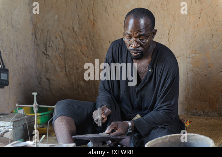 Argento smith in Fulani villaggio di Senossa, vicino a Djenné, Mali. Foto Stock