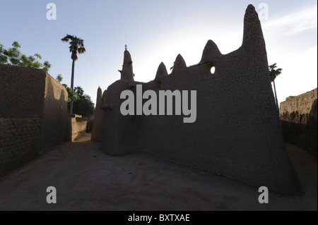 Vista la retroilluminazione della piccola moschea in un Peul villaggio nei pressi di Djenné, Mali. Foto Stock