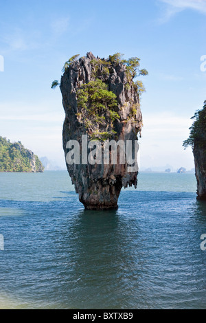 Ko Phing Kan 'James Bond Island' con Nail Island conosciuta come 'James Bond Rock', Phang-Nga Bay, Phang-Nga Province, Thailandia, Sud-Est Asiatico Foto Stock