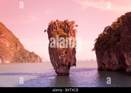 Ko Phing Kan 'James Bond Island' con Nail Island 'James Bond Rock', Phang-Nga Bay, Phang-Nga Province, Thailandia, Sud-Est Asiatico Foto Stock