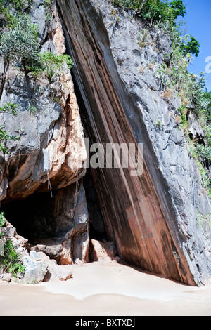 Grotta di pietra calcarea con Strata distintiva, Ko Phing Kan (Isola di James Bond), Baia di Phang-Nga, Provincia di Phang-Nga, Thailandia, Asia sudorientale Foto Stock