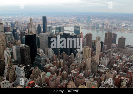 La vista dalla cima dell'Empire State Building guardando a nord ovest di New York Foto Stock