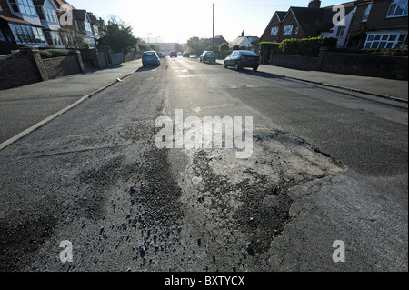 Regno Unito - buche in una strada in Seaford East Sussex . Il freddo inverno ha causato buche in tutto il paese Foto Stock