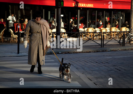 Un parigino di donna cammina il suo cane, Parigi, Francia Foto Stock