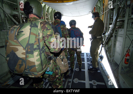 I membri del plotone di Pathfinder attendere parachute jump la formazione a bordo di una C-130 Hercules. Foto Stock