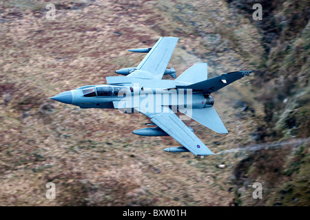 Un Royal Air Force Tornado GR4 durante la bassa volare la formazione nel Galles del Nord. Foto Stock