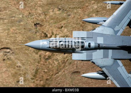 Un Royal Air Force Tornado GR4 durante la bassa volare la formazione nel Galles del Nord. Foto Stock
