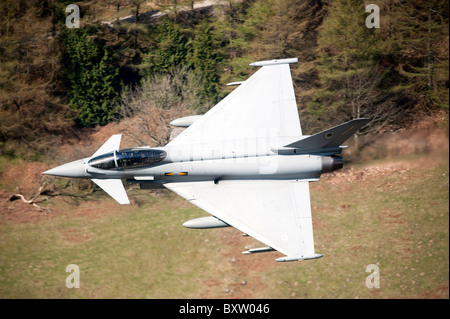 Un Eurofighter Typhoon F2 aerei della Royal Air Force a bassa sorvolano il Galles del Nord. Foto Stock