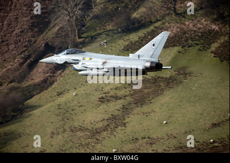Un Eurofighter Typhoon F2 aerei della Royal Air Force a bassa battenti nel Galles del Nord. Foto Stock