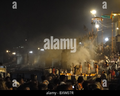 Giovani sacerdoti bramino condotta aarti servizio serale sul ghats del Gange, il Nov 5, 2009, di Varanasi (India). Foto Stock