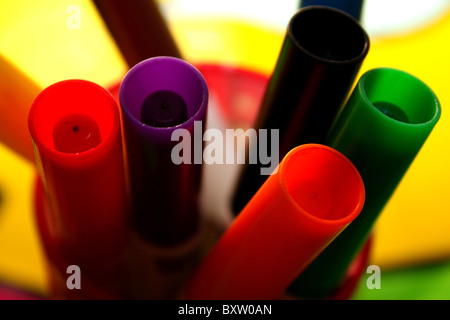 Feltro lavabile penne con punta in una penna per bambini pot pronto per la colorazione in Foto Stock