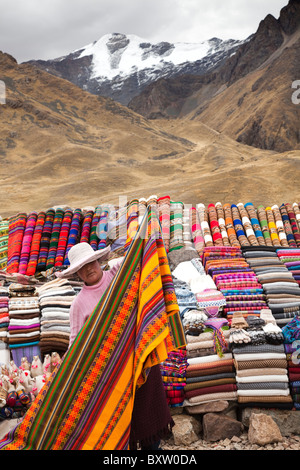 Strada del mercato di vendita di stallo panno e tipici peruviani merci, La Raya, Perù, Sud America. Foto Stock