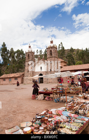 Luogo di mercato con venditori ambulanti in Raqchi, Perù, Sud America Foto Stock