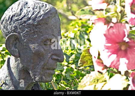 Busto di Leonard Woolf nel giardino di Monk's House; Büste von Leonard Woolf im Garten von Monk's House Foto Stock