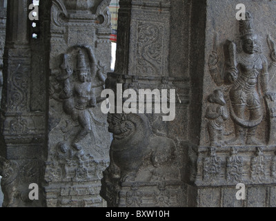 Parvati con armi degli dèi per uccidere il demone bull a Siva tempio di Kanchipuram, Tamil Nadu, India, Asia Foto Stock