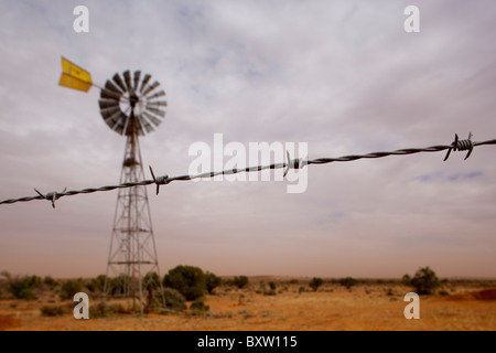 Australia, Nuovo Galles del Sud, Broken Hill, Windmill e filo spinato in Outback tempesta di polvere Foto Stock