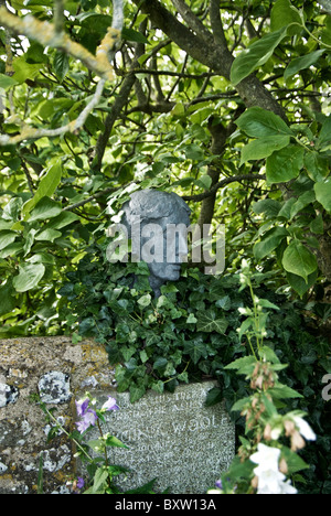 Busto di Virginia Woolf nel giardino di Monk's House; Büste von Virginia Woolf im Garten von Monk's House Foto Stock