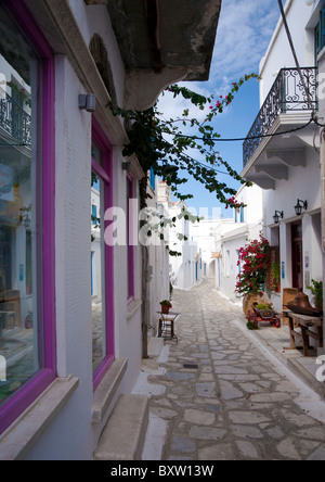 Vicolo deserta nel villaggio di Pyrgos, sul Greco Cyclade isola di Tinos. Foto Stock