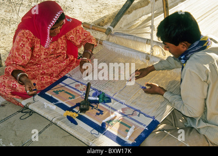 Bishnoi persone tessitura di un dhurry vicino a Jodhpur, Rajasthan, India Foto Stock