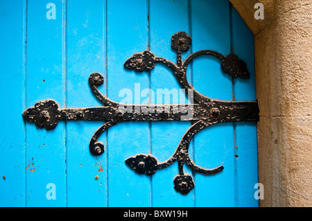 Ornano la staffa della cerniera su una porta della chiesa Foto Stock