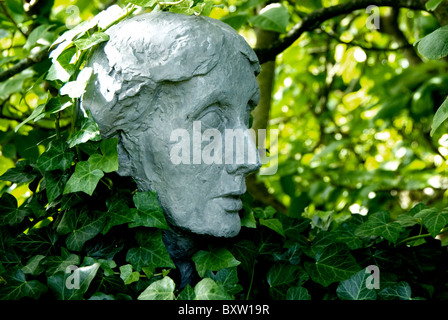 Busto di Virginia Woolf nel giardino di Monk's House; Büste von Virginia Woolf im Garten von Monk's House Foto Stock