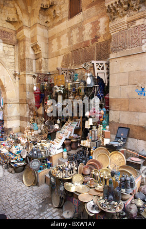 Negozio di antiquariato del ramaio bazaar, vecchio Cairo Egitto Foto Stock