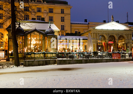 Kappeli tradizionale ristorante è un elegante attrazione tra l'Esplanadi strade nel centro di Helsinki, anche d'inverno. Foto Stock