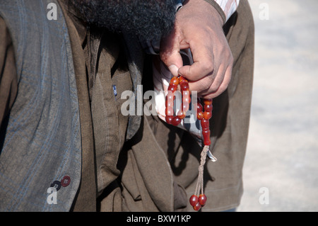 I grani di preghiera nella mano di un uomo Pashto in Helmand in Afghanistan Foto Stock