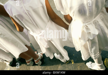 Le ragazze vestite di bianco vestito per la Semana Santa Foto Stock