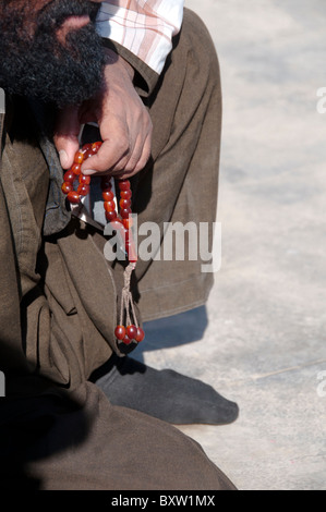 Preghiera perline tenute da Pashto uomo in Helmand Foto Stock