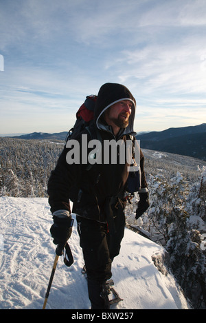 Appalachian Trail - Un inverno escursionista sorge sulla sommità del Monte Moriah durante i mesi invernali nelle White Mountains, H Foto Stock