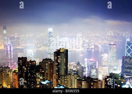 Il fantastico skyline di Hong Kong come si vede dal picco belvedere di notte. Imponenti strutture includono la ifc torri Foto Stock