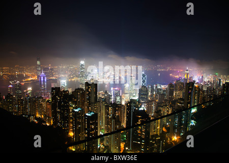 Il fantastico skyline di Hong Kong come si vede dal picco belvedere di notte. Imponenti strutture includono la ifc torri Foto Stock