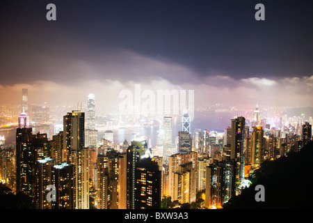 Il fantastico skyline di Hong Kong come si vede dal picco belvedere di notte. Imponenti strutture includono la ifc torri Foto Stock