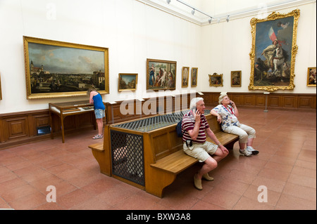 La gente ascolta audio guide nel Museo di Belle Arti di Budapest, Ungheria Foto Stock